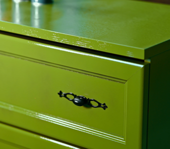 Преображаем старый комод: легкий путь к обновлению с помощью краски